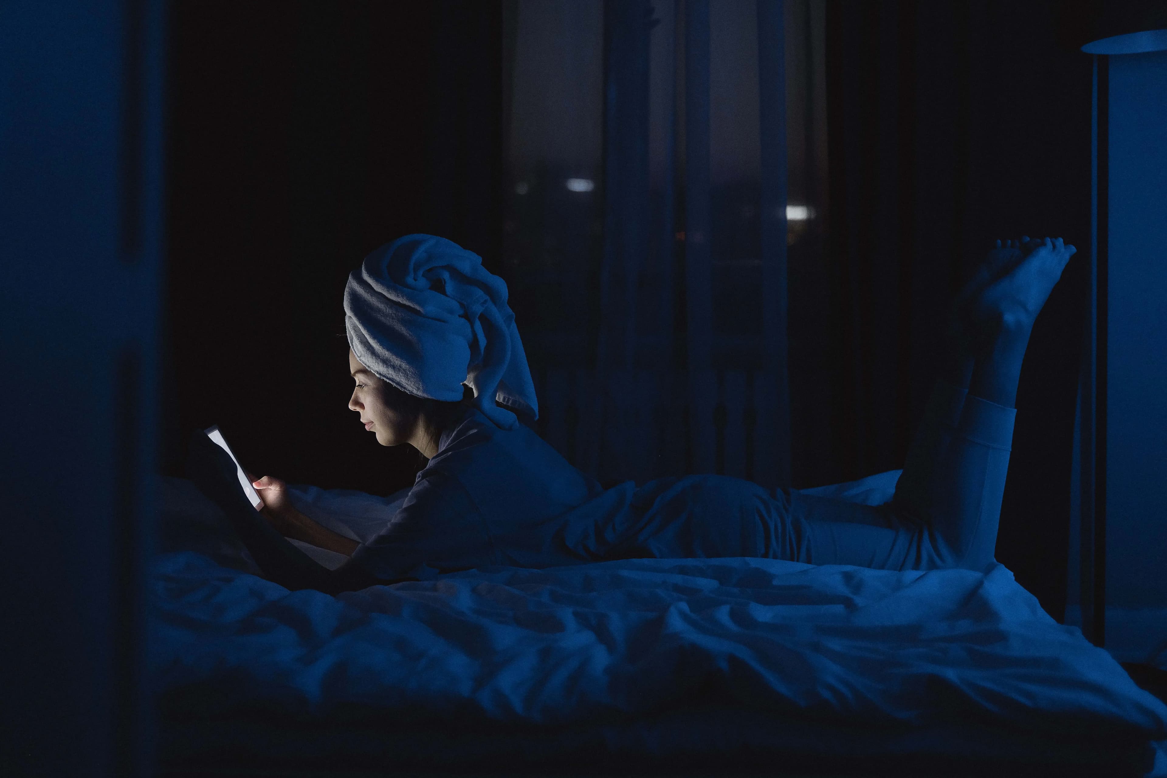 ilustrasi seseorang tengah malam masih menatap layar ponsel di tempat tidur