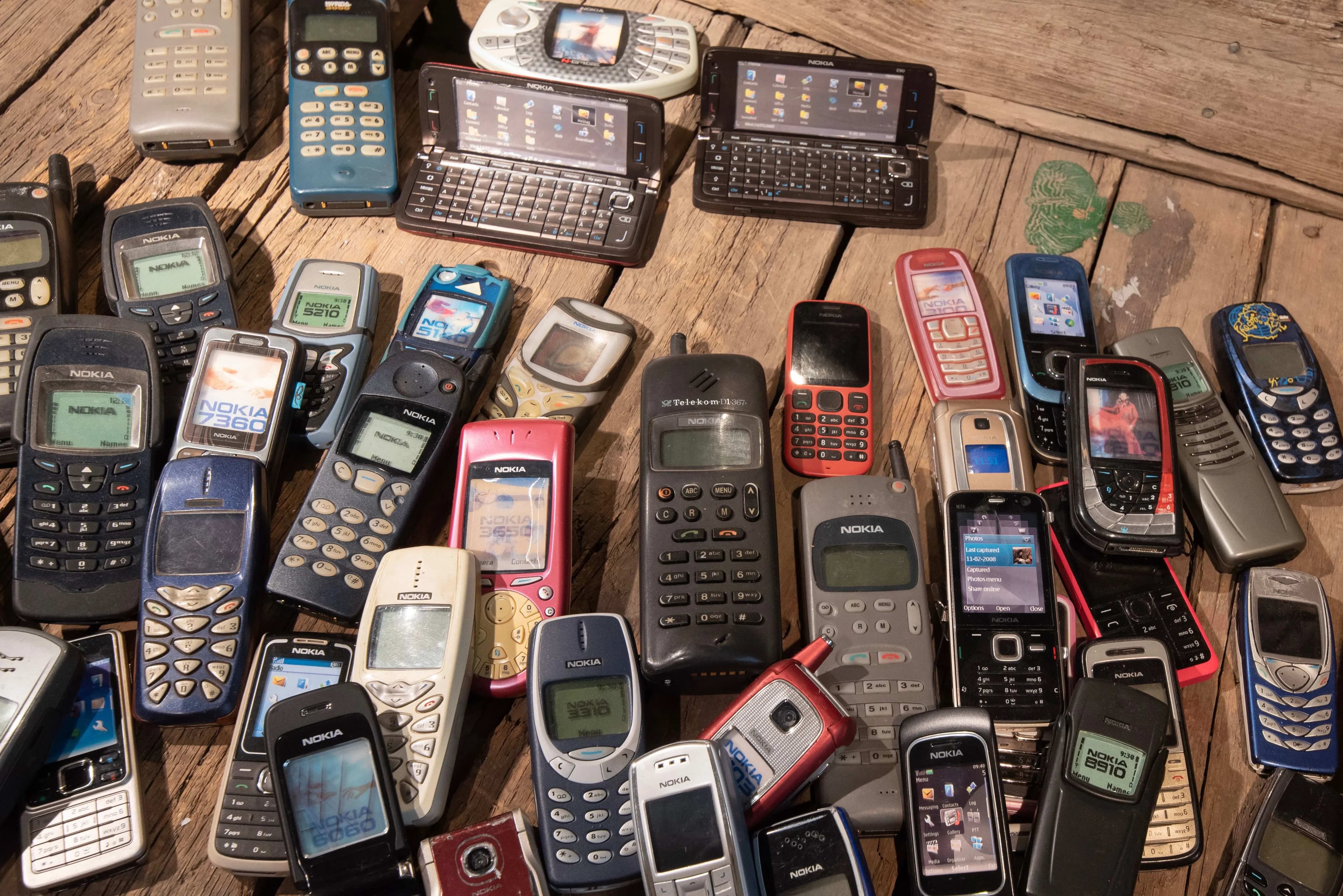 ilustrasi beberapa koleksi dumbphone klasik seperti Nokia