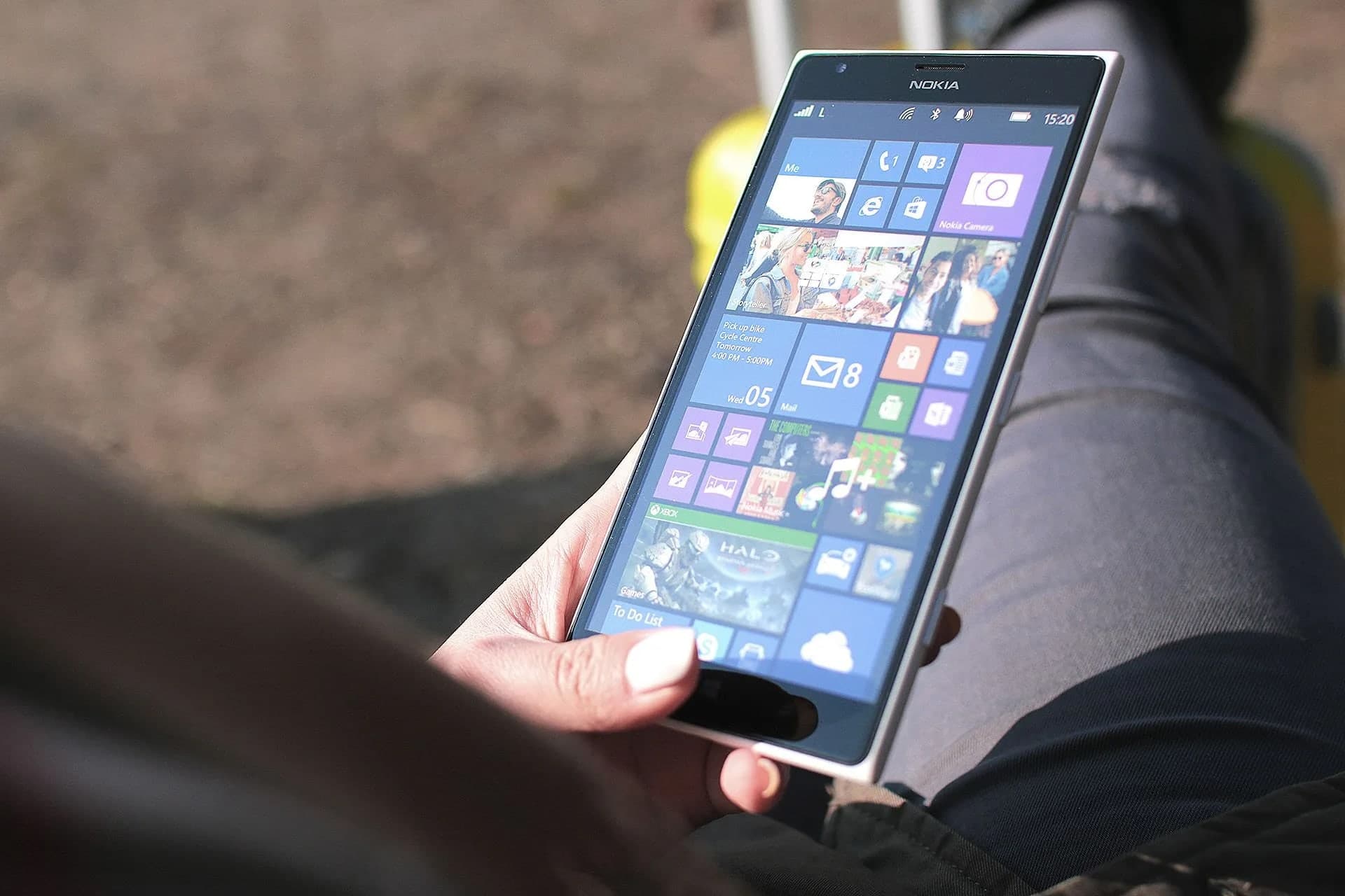 ilustrasi dumbphone modern