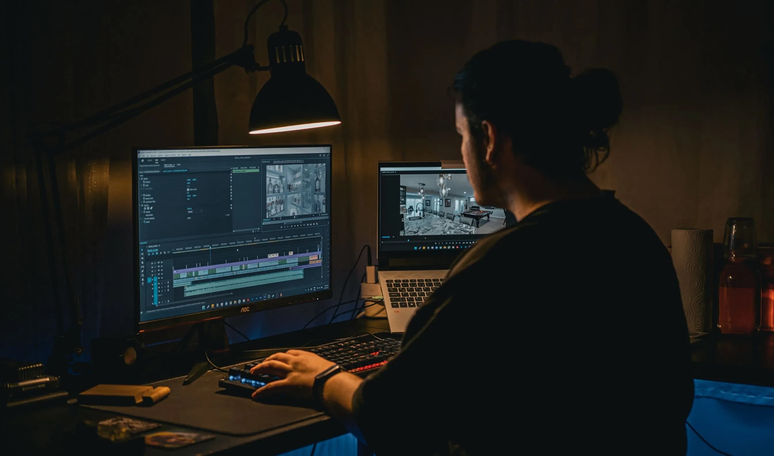 ilustrasi seseorang mengedit video di depan monitor hingga malam hari