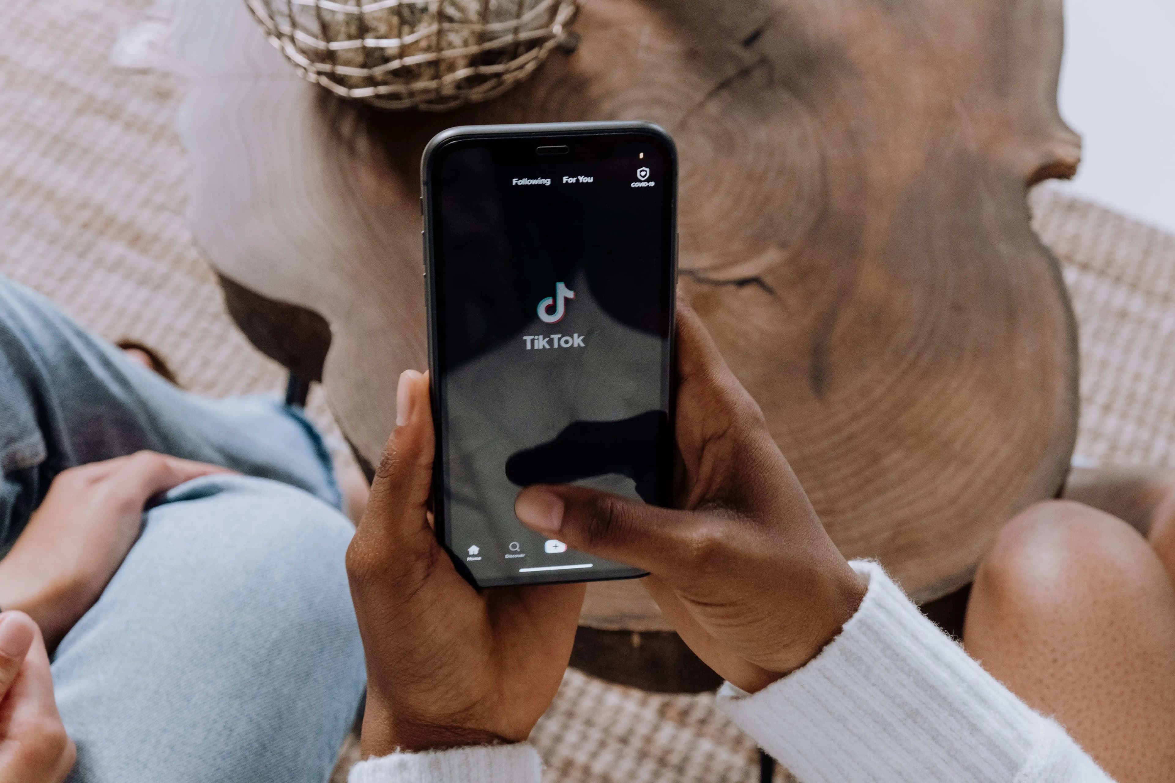 ilustrasi seseorang sedang membuka aplikasi TikTok