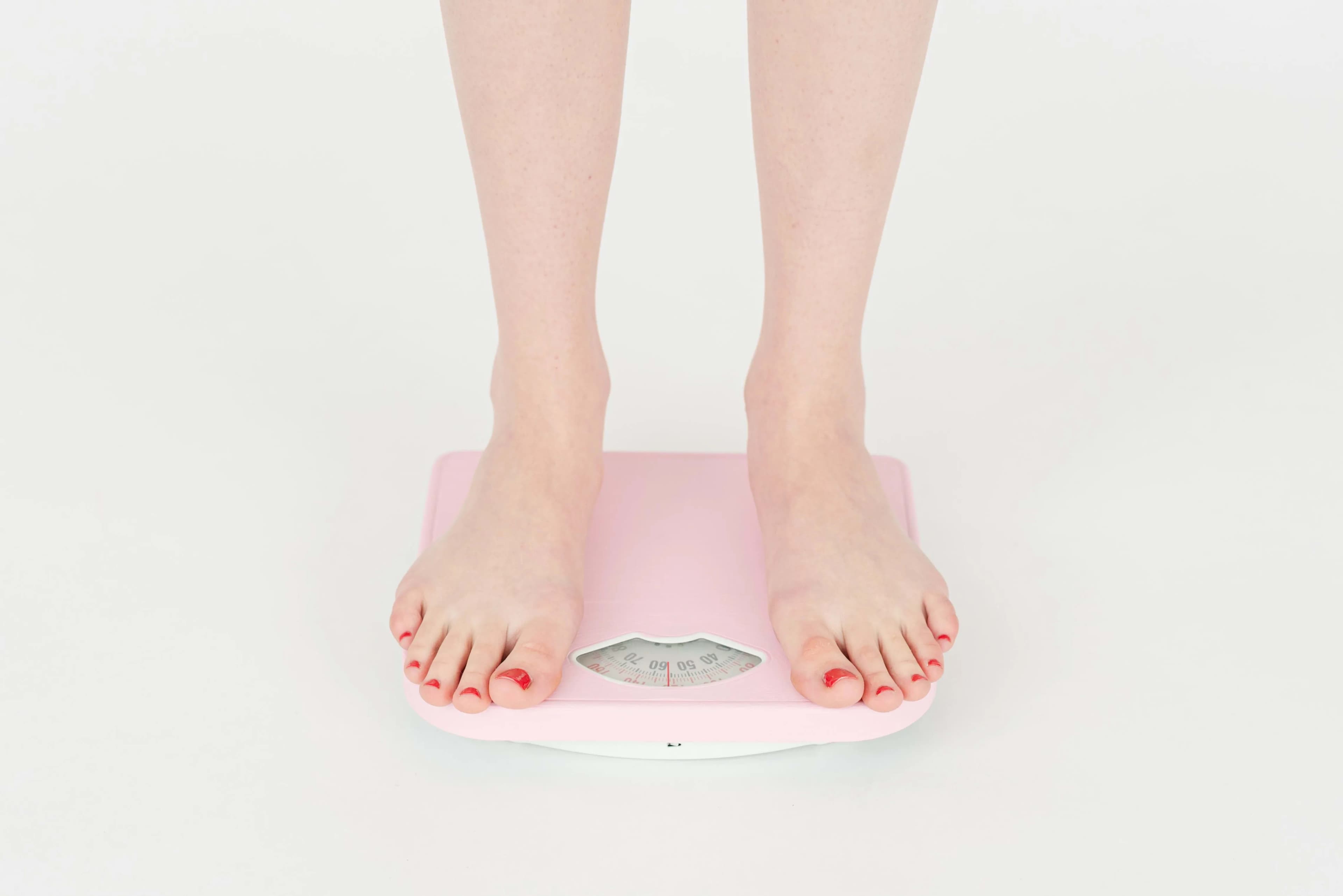 ilustrasi seseorang sedang menimbang berat badan