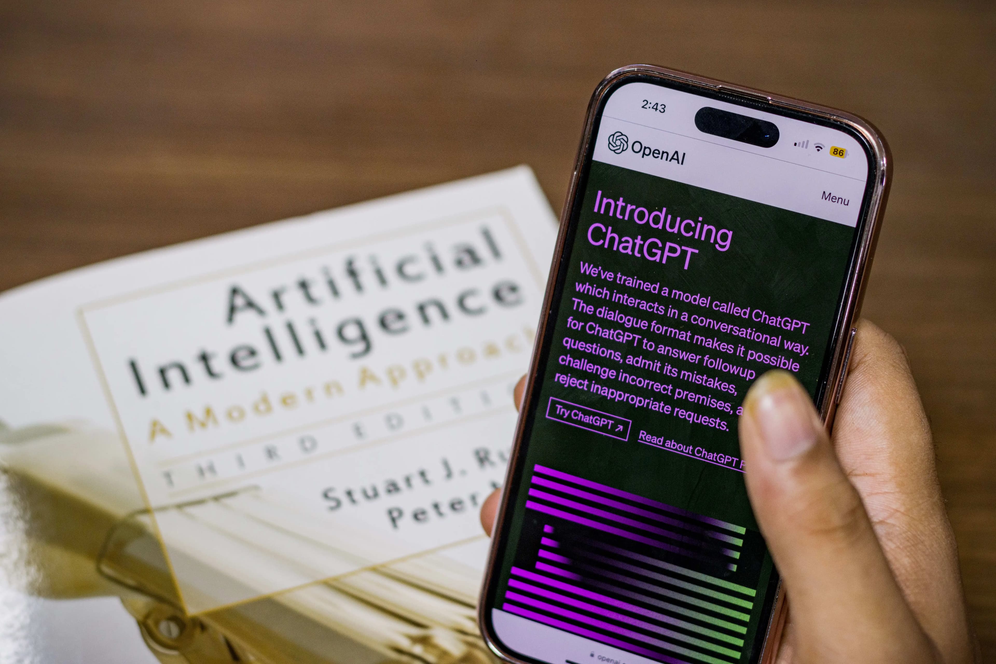 ilusteasi tampilan layar handphone yang memperkenalkan ChatGPT