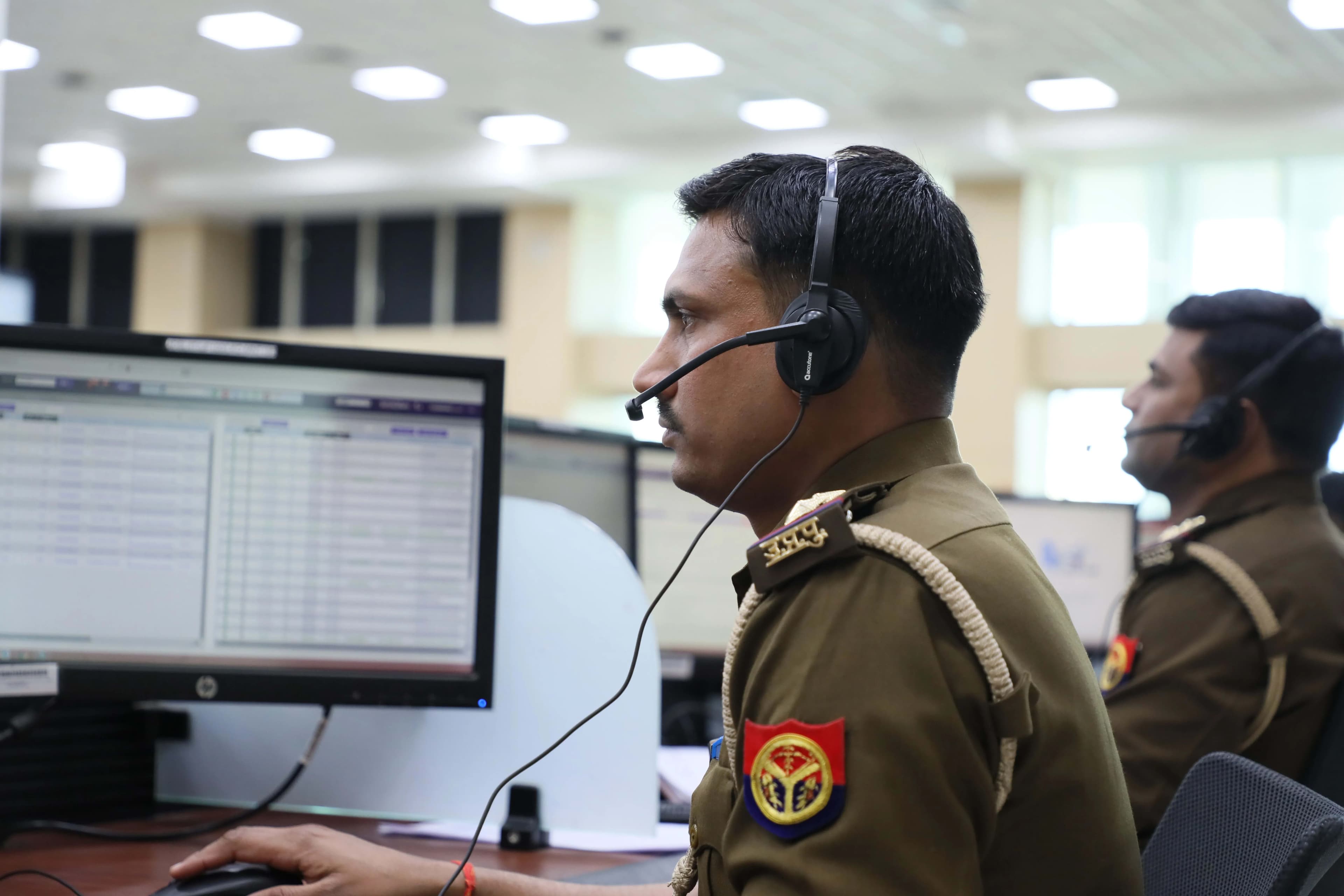 ilustrasi suasana kantor pemerintahan dengan staf IT memantau beberapa layar komputer
