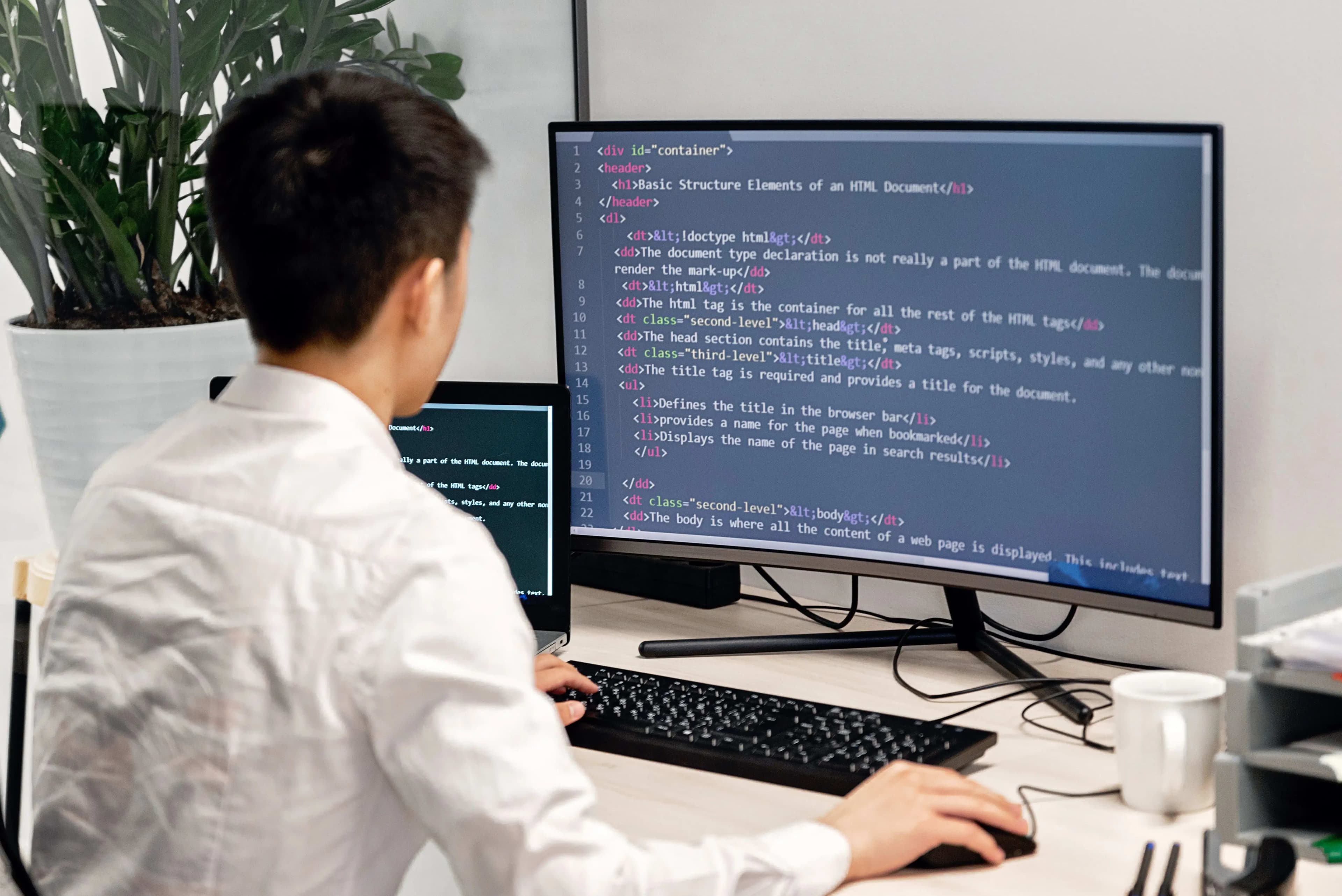 ilustrasi seseorang sedang mengerjakan tes coding di laptop dengan beberapa baris kode terbuka