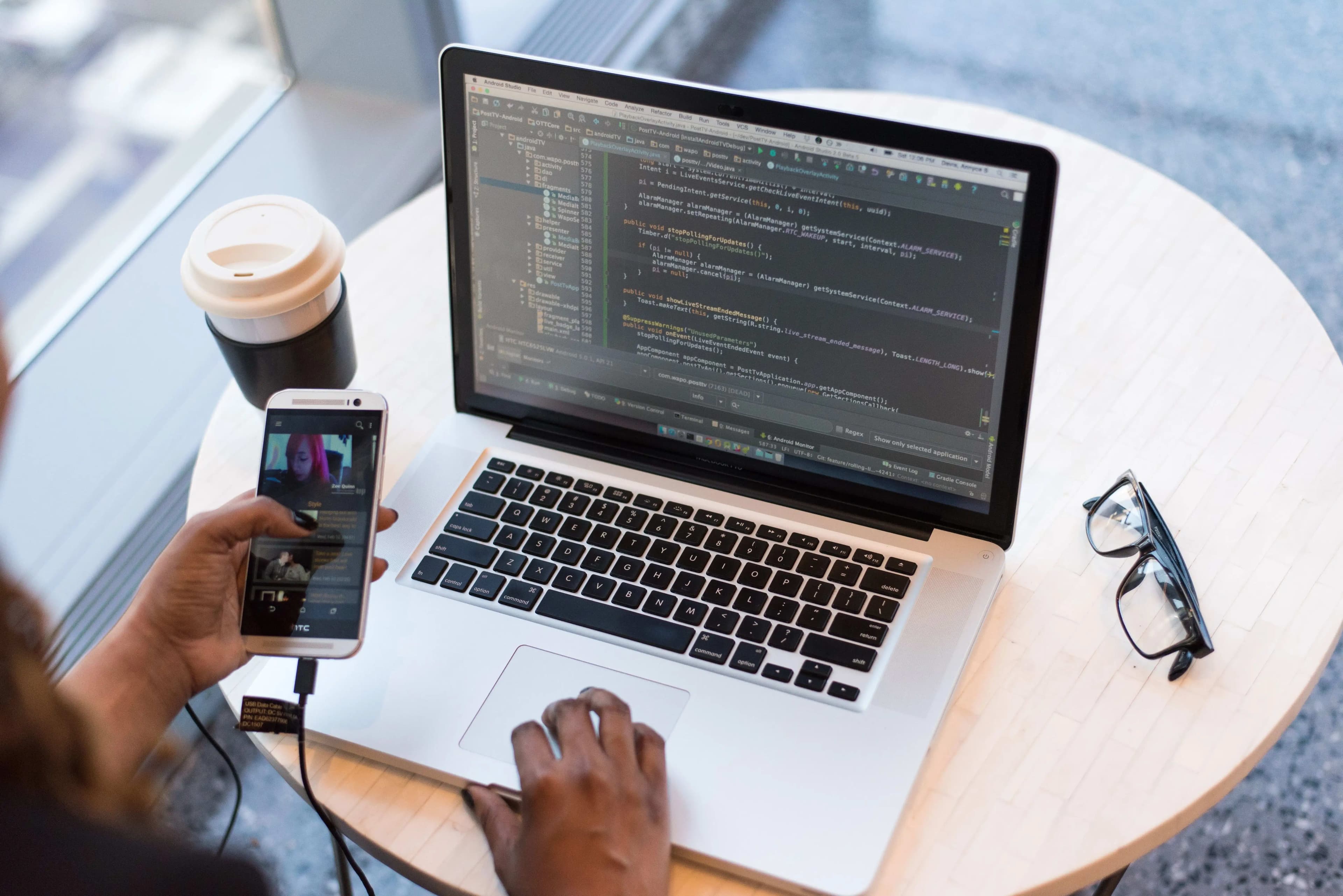 ilustrasi mahasiswa belajar coding lewat laptop sambil duduk di kafe