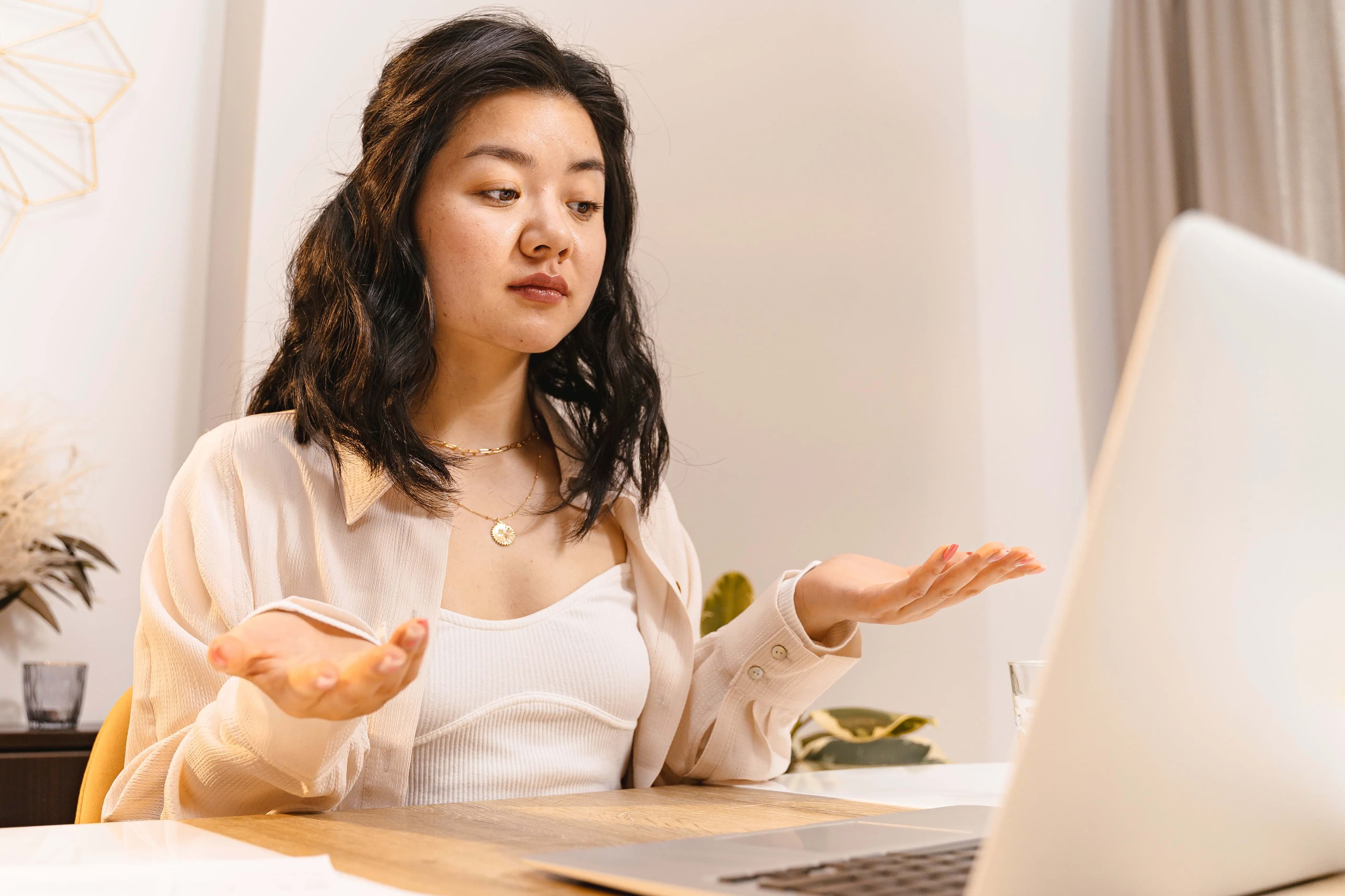 ilustrasi fresh graduate kebingungan di depan laptop dengan banyak tab lamaran kerja
