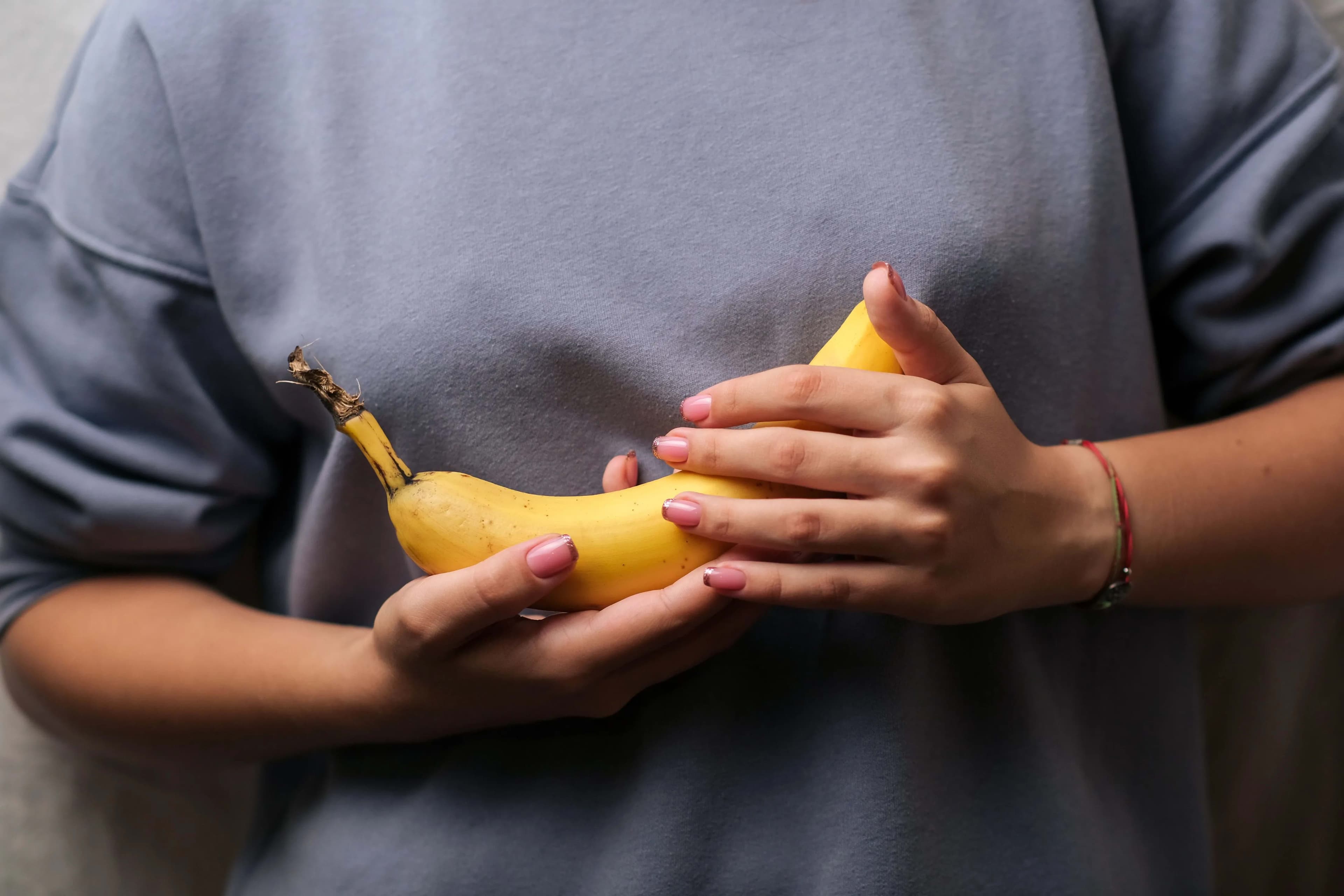 ilustrasi seorang wanita memegang pisang segar, menyoroti pilihan gaya hidup sehat
