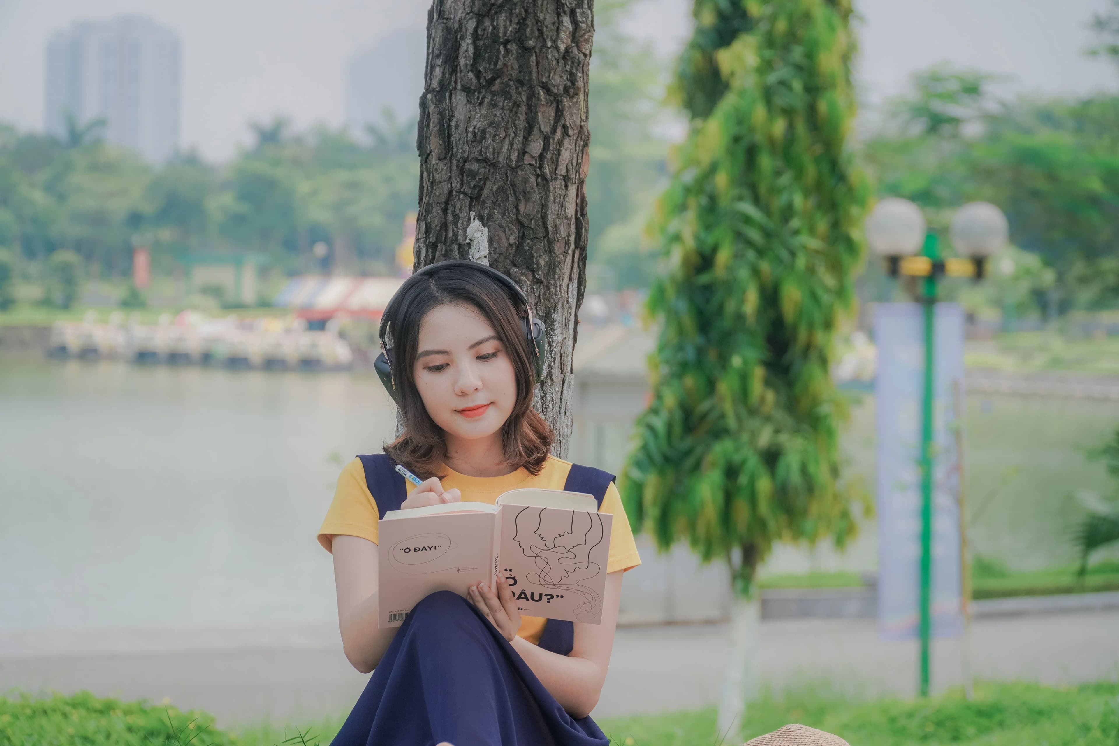 ilustrasi seseorang menulis di buku catatan di taman