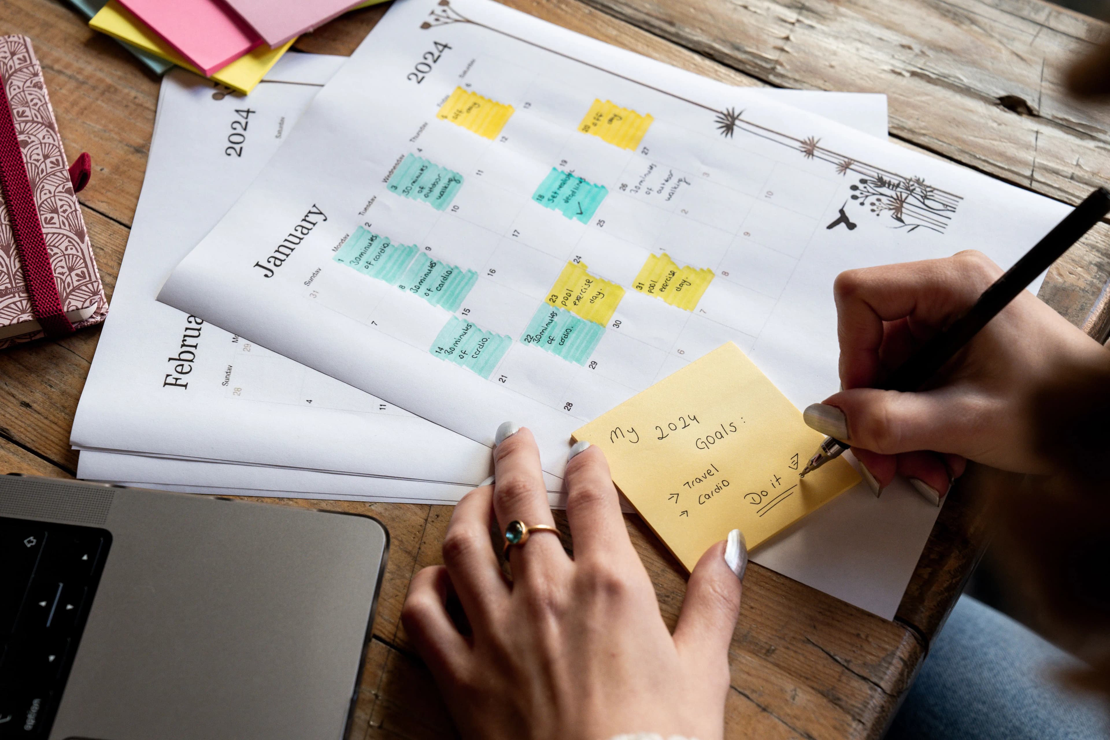 illustrasi seseorang sedang merancanakan tujuan pada sticky notes