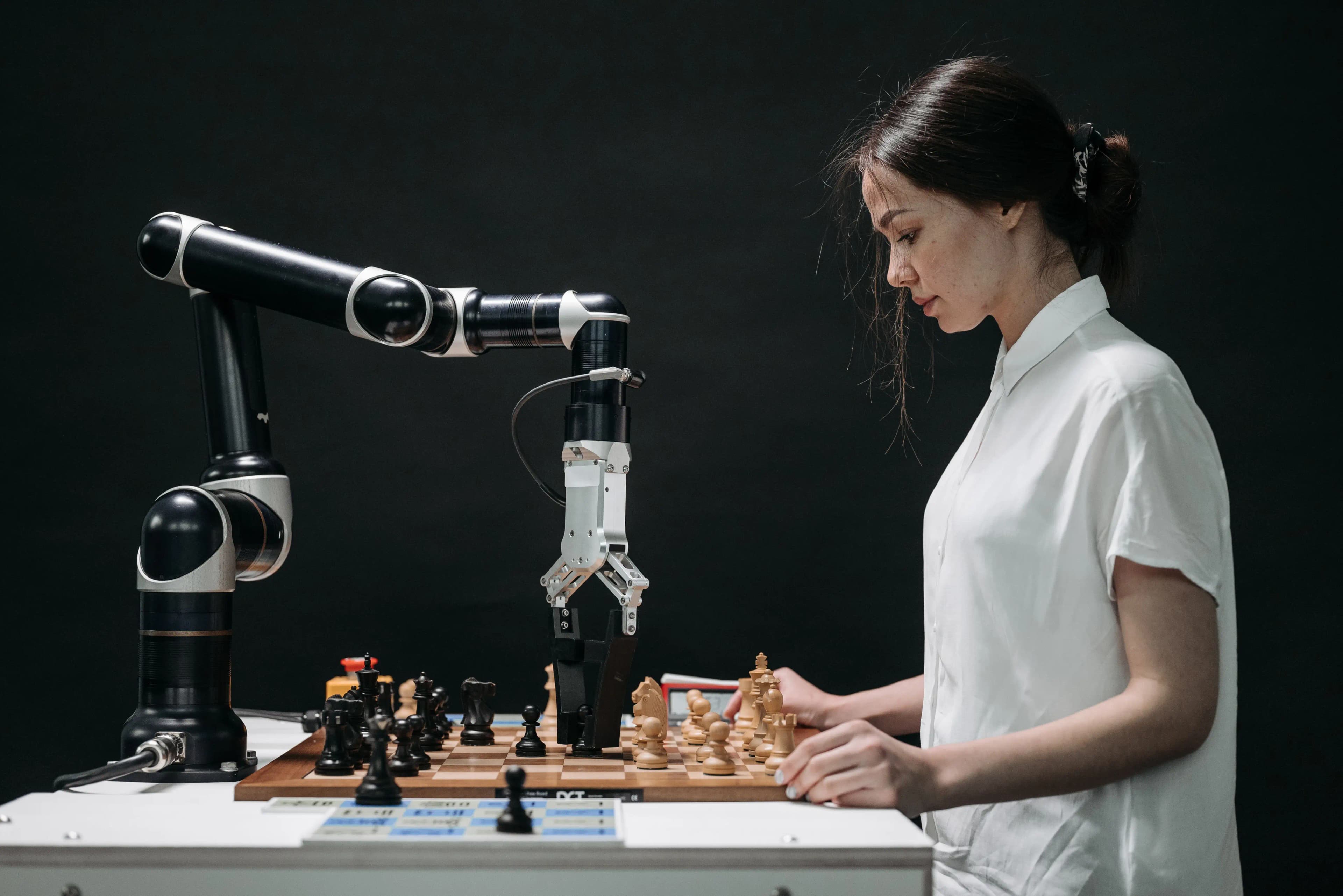 ilustrasi robot dan wanita bermain catur, menampilkan teknologi dan pemikiran strategis