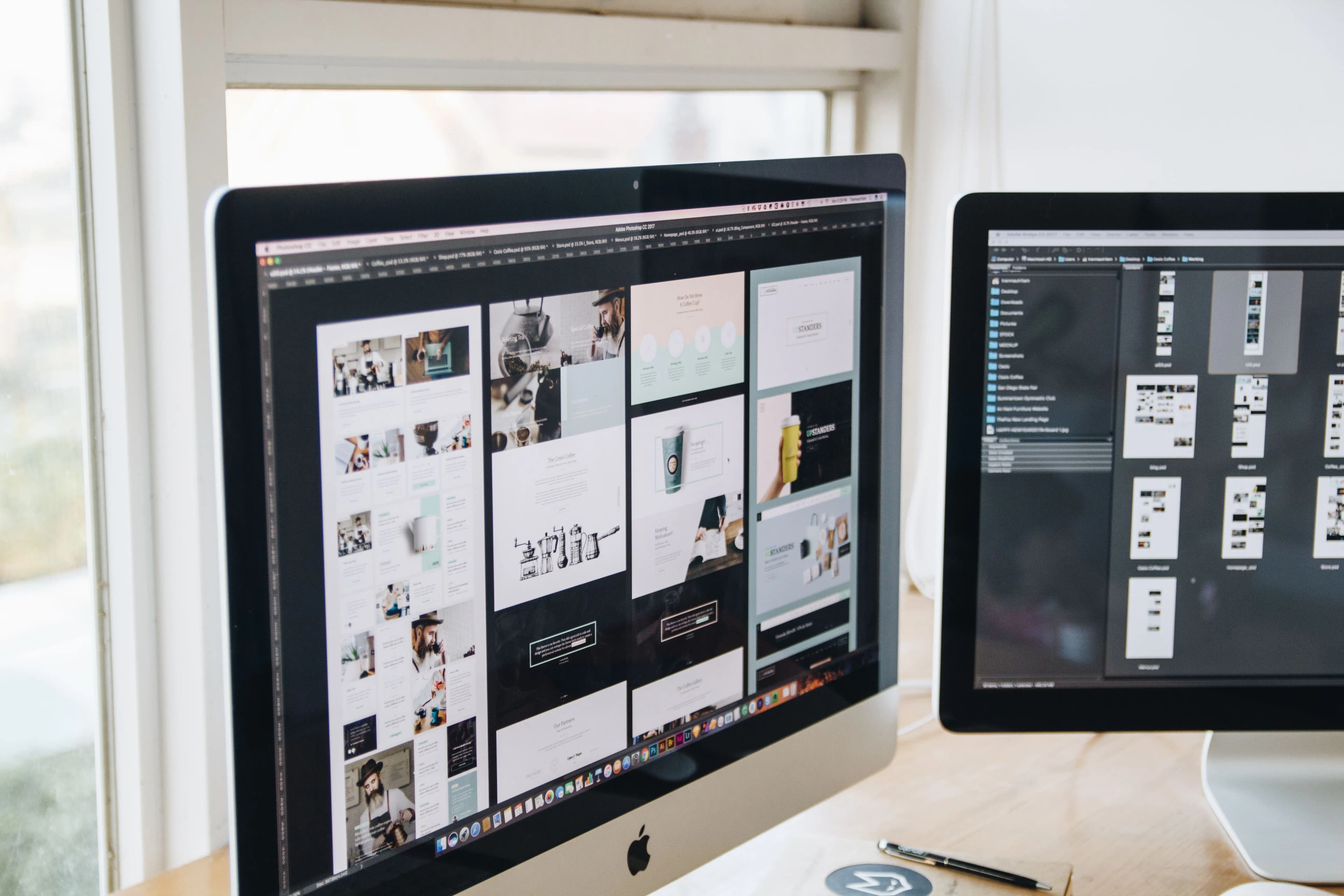 ilustrasi meja kantor modern dengan dua monitor yang menampilkan desain wireframe sebuah web