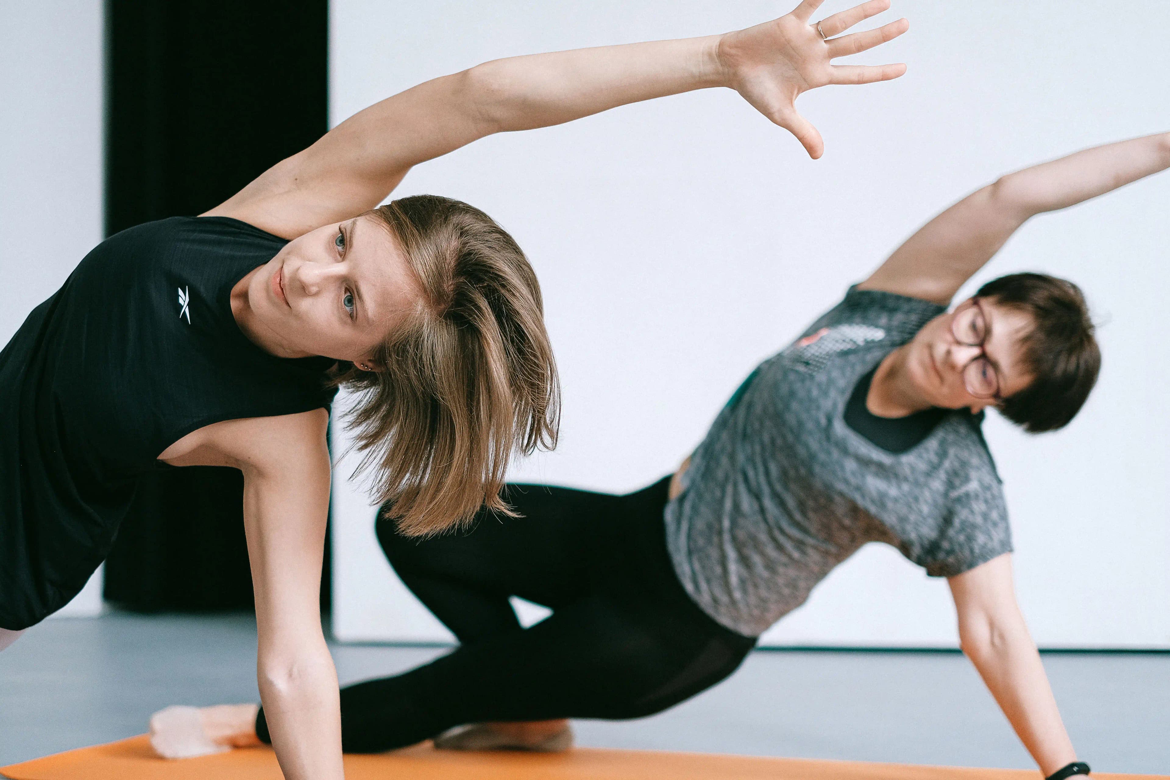 ilustrasi dua wanita melakukan latihan yoga