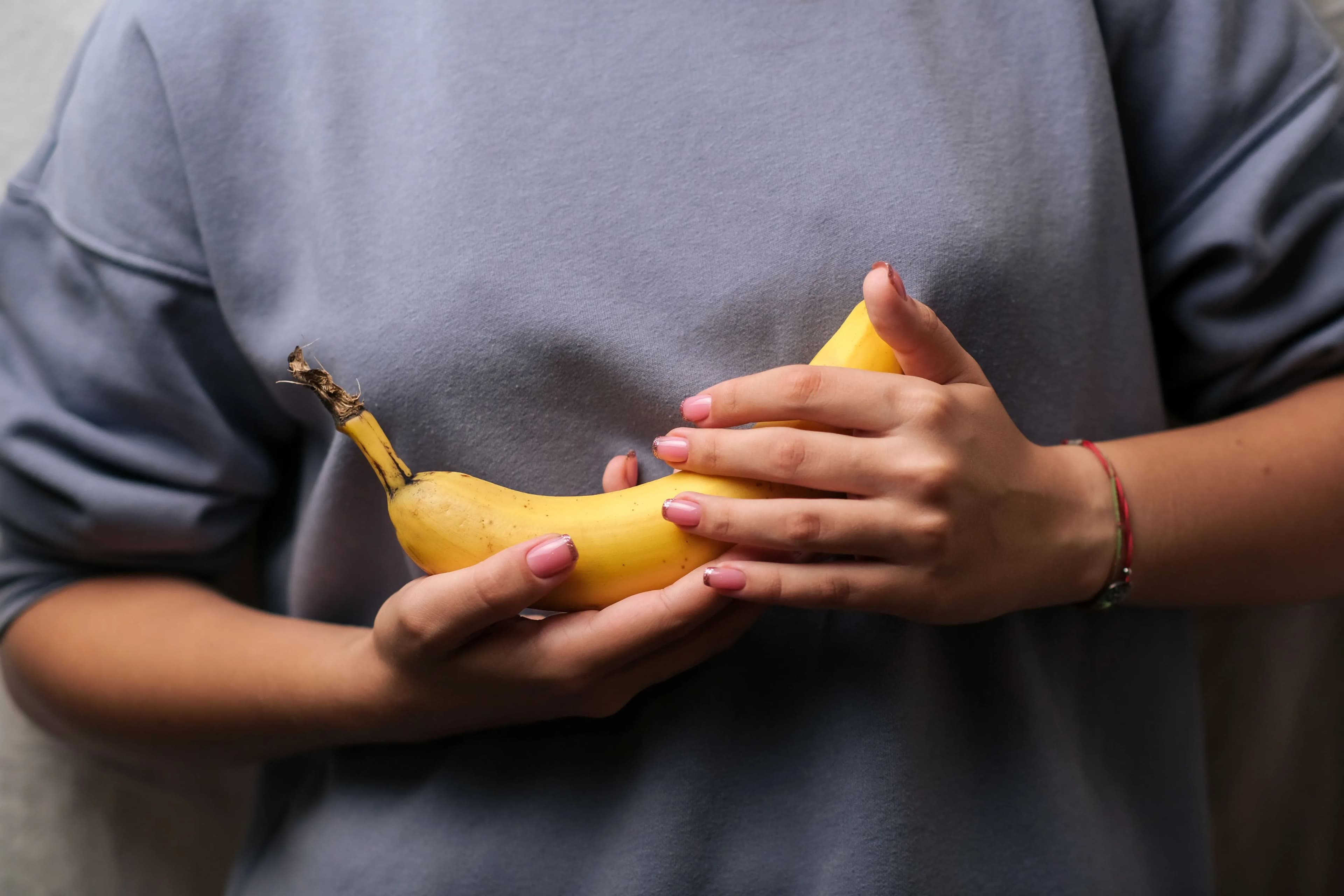 ilustrasi seorang wanita memegang pisang segar, menyoroti pilihan gaya hidup sehat